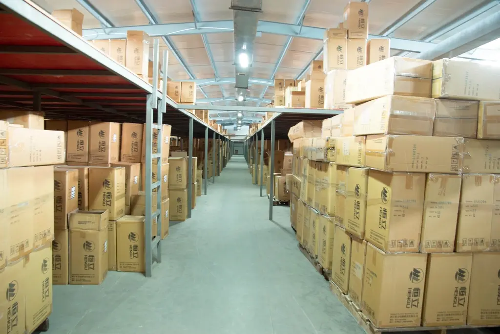 Caixas empilhadas em um armazém, ilustrando a mobilização de insumos de uma operação