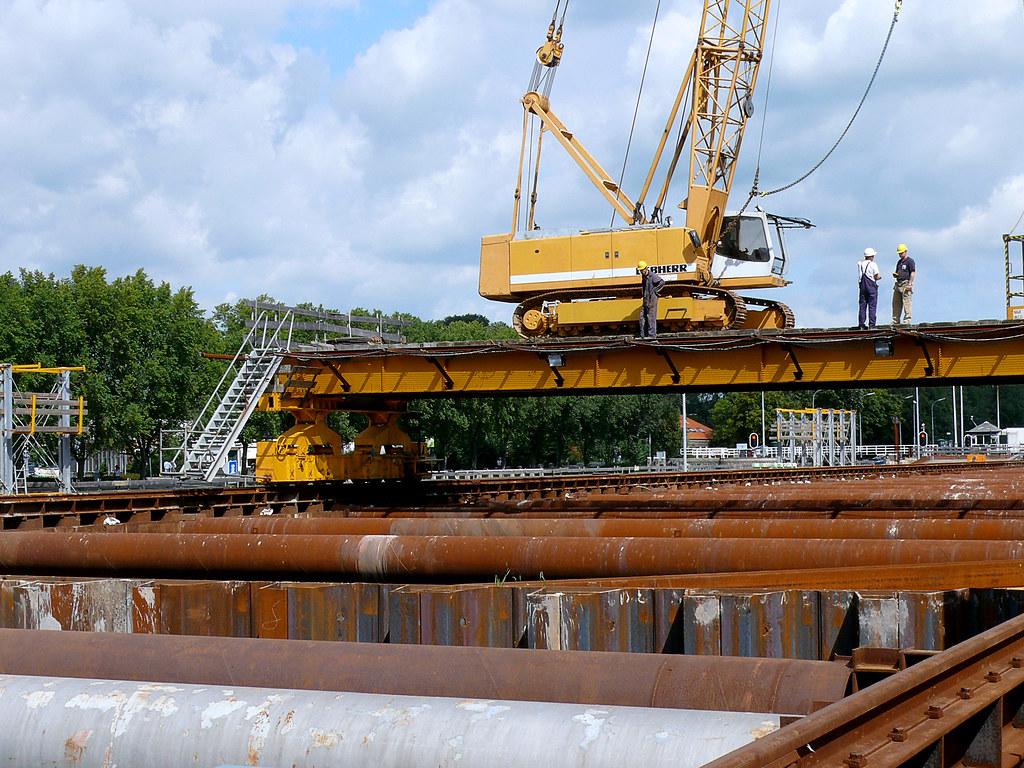 Guindaste operando em um canteiro de obras durante a execução de uma construção
